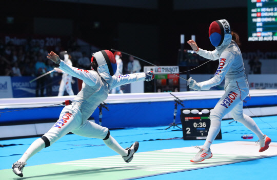 20일 오후 자카르타 컨벤션센터에 열린 2019 2018 자카르타-팔렘방 아시안게임 여자 2018 자카르타-팔렘방 아시안게임 펜싱 여자 플뢰레 경기. 16강전에서 맞붙은 남현희(왼쪽)와 전희숙이 양보 없는 승부를 펼치고 있다.   연합뉴스